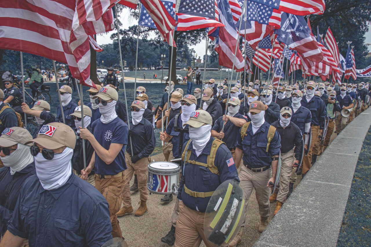 USA: Patriot Front marschiert vorm Washington Monument auf
