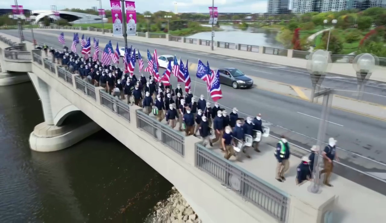 Patriot Front marschiert am Columbus day