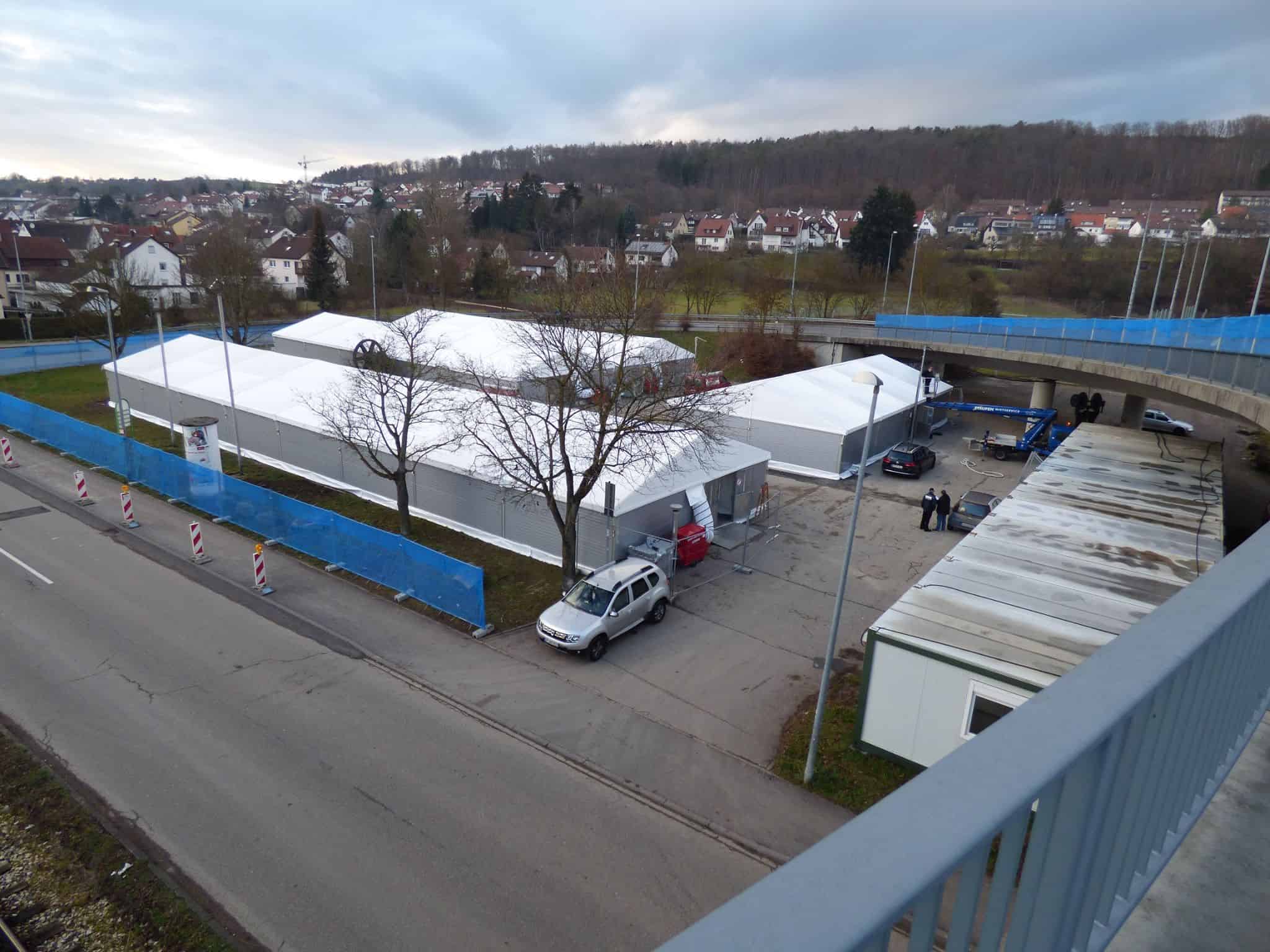 Unbekannte haben einen Eimer mit Schlachtabfällen auf eine Asylantenunterkunft in Ebersbach an der Fils (Kreis Göppingen) geworfen.