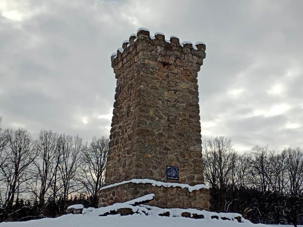 Bismarckturm nördlich von Schloß Rosenau